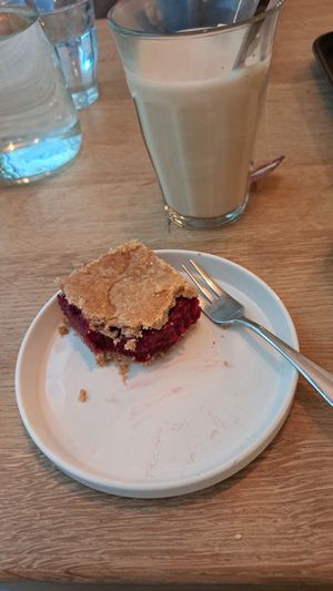 gedeckter himbeer kuchen at Ginko - Greenhouse in Graz