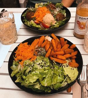 Greenhouse Bowl & Falafel Salad  at Ginko - Greenhouse in Graz