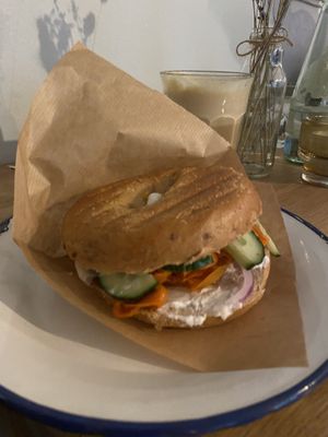 Lox-Bagel, Zimtschnecke, Snickers-Kuchen  at Ginko - Greenhouse in Graz