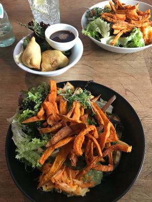 Greenhouse bowl and samosas  at Ginko - Greenhouse in Graz