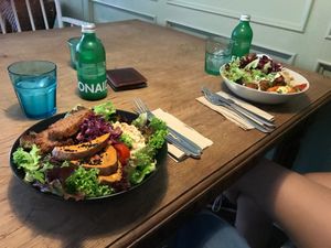 Tisch mit Falafel Salad Bowl und Falafel Bowl at Ginko - Greenhouse in Graz