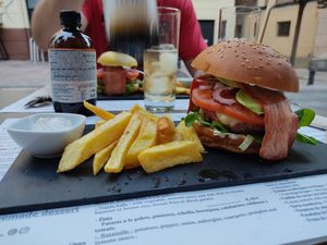 Beyond burguer con bacon at Hicuri in Granada