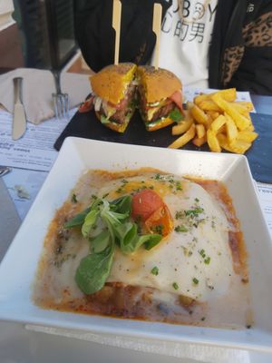 Lasagna vegetal y hamburguesa Hicuri. at Hicuri in Granada