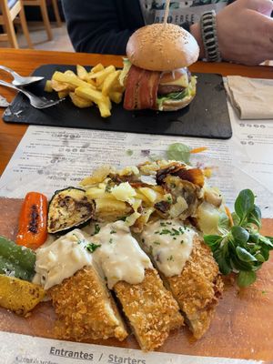 Cordon bleu y beyond burger #Veganuary at Hicuri in Granada