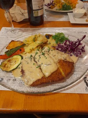 Cordón Bleu con patatas a lo pobre at Hicuri in Granada