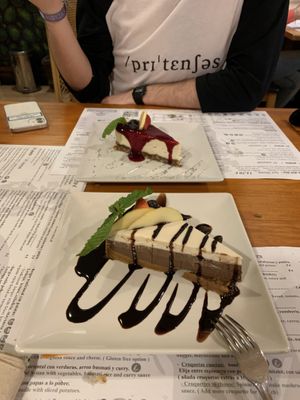 Tarta tres chocolates y tarta de queso  at Hicuri in Granada