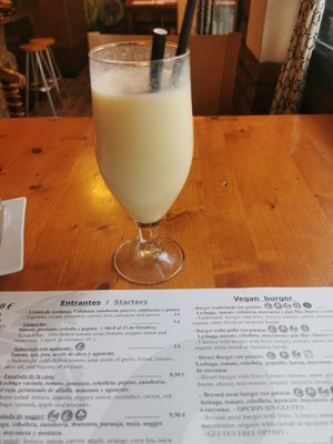 Smoothie tropical at Hicuri in Granada