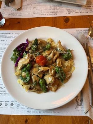 Neura en salsa al ajillo  at Hicuri in Granada