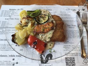 Cordon bleu con guarnición de patatas a lo pobre  at Hicuri in Granada