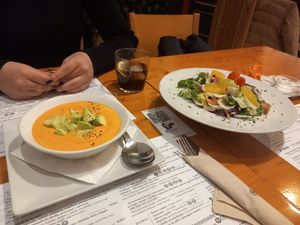 Salmorejo con aguacate y ensalada de nuggets at Hicuri in Granada