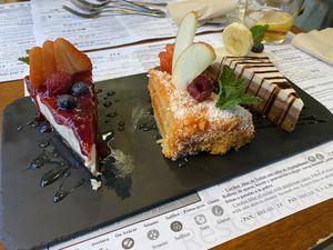 Tarta de queso, tarta de zanahoria y tarta de tres chocolates   at Hicuri in Granada