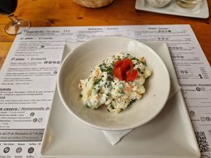 Starter - dish of the day with bread at Hicuri in Granada
