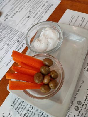 Alioli con aceitunas y zanahorias at Hicuri in Granada
