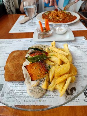 Cordon blue con papas fritas relleno de queso y bacon con salsa de champiñones at Hicuri in Granada