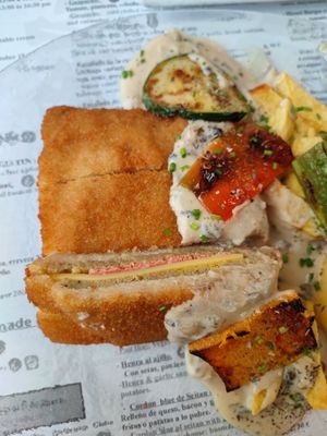 Cordon blue con papas fritas relleno de queso y bacon con salsa de champiñones at Hicuri in Granada