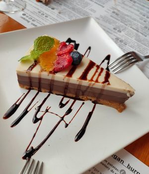 Tarta 3 chocolates at Hicuri in Granada