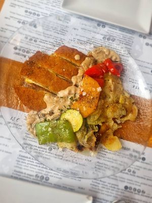 Cordón Bleu relleno de queso y bacon con salsa de champiñones. A elegir entre acompañar con arroz, papas fritas o papas a lo pobre. Nosotras lo comimos con papas a lo pobre, est at Hicuri in Granada