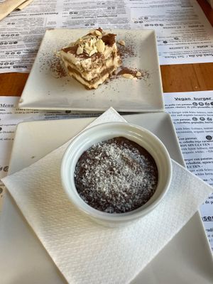 Tiramisu de almendras y natillas de cacao at Hicuri in Granada