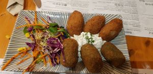 Croquetas shitake y espinacas at Hicuri in Granada