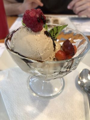 Helado de avellana vegano  at Hicuri in Granada