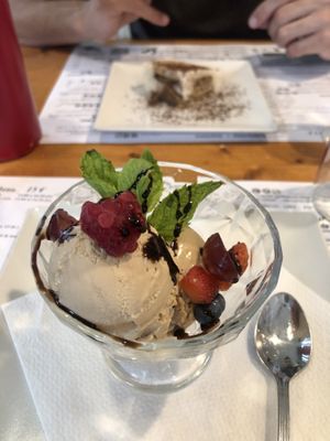 Helado de avellana vegano  at Hicuri in Granada