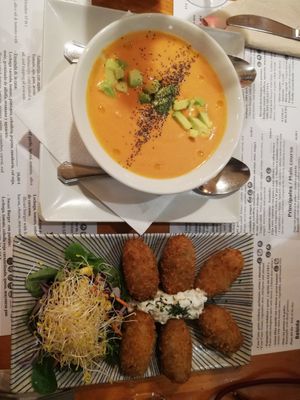 Salmorejo con agucate y croquetas de setas at Hicuri in Granada