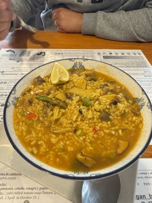 Arroz fuera de carta con heura, setas, alcachofas y verduras, increíblemente bueno  at Hicuri in Granada