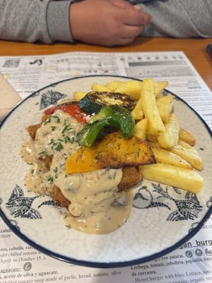 Cordón bleu de seitan con bacon y queso en salsa de setas, buenísimo   at Hicuri in Granada