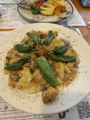 Heura al ajillo con patatas a lo pobre, riquísimo   at Hicuri in Granada