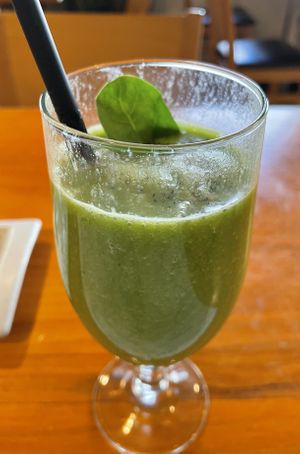 Batido de manzana, espinaca y aguacate, muy fino. #Veganuary at Hicuri in Granada