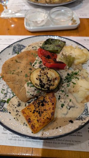 Cordon bleu con papas a lo pobre at Hicuri in Granada