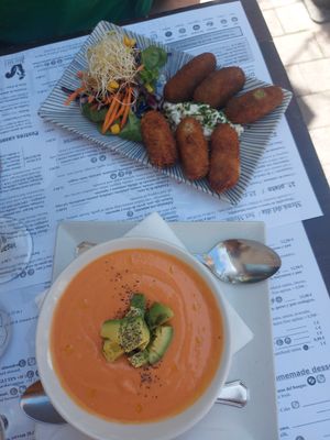 Salmorejo de aguacate y croquetas at Hicuri in Granada