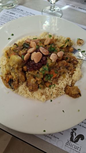 Cous cous con seitan y almendras at Hicuri in Granada