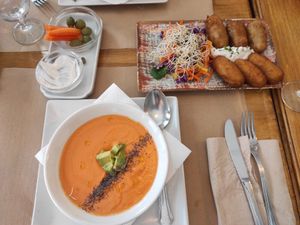 Salmorejo y croquetas at Hicuri in Granada
