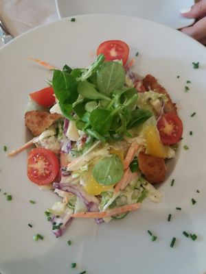 Ensalada con "nuggets" at Hicuri in Granada