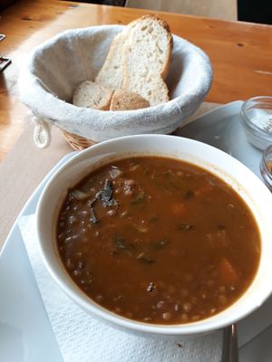 Lentejas con verdura y pan at Hicuri in Granada