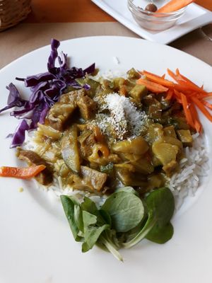 Seitan al curry con arroz y verdura at Hicuri in Granada