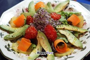 Ensalada de aguacate y germinados. at Hicuri in Granada