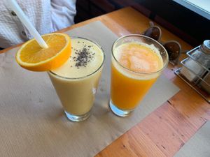 Tropical smoothie and fresh orange juice at Hicuri in Granada