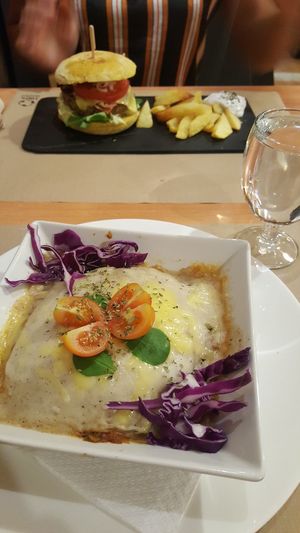 Lasagnes et burger hicuri at Hicuri in Granada