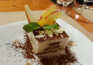 Tiramisu de almendras at Hicuri in Granada