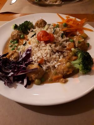 Veggie meatless balls and brown rice at Hicuri in Granada