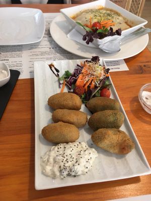 Croquetas y lasaña at Hicuri in Granada