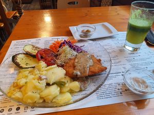 Cordon blue de seitan con patatas a lo pobre at Hicuri in Granada