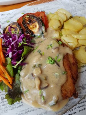 Cordon bleu con queso y bacon veganos at Hicuri in Granada