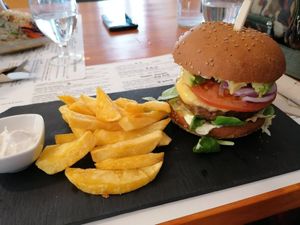 Hamburguesa beyond meat at Hicuri in Granada