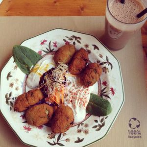 croquettes and delicious smoothie at Hicuri in Granada