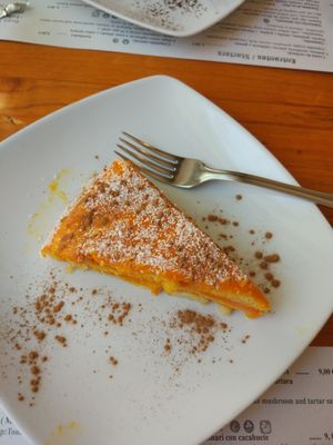 Tarta de zanahoria at Hicuri in Granada
