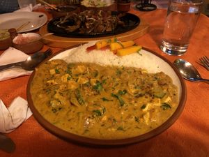 Yummy korma with rice topped with marinated mango at Chilli Heaven in Huaraz