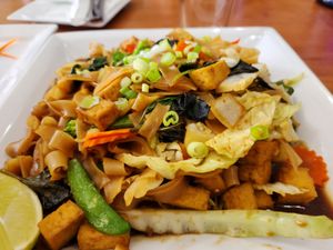 thai drunken noodles at Screaming Carrots in Hallandale Beach